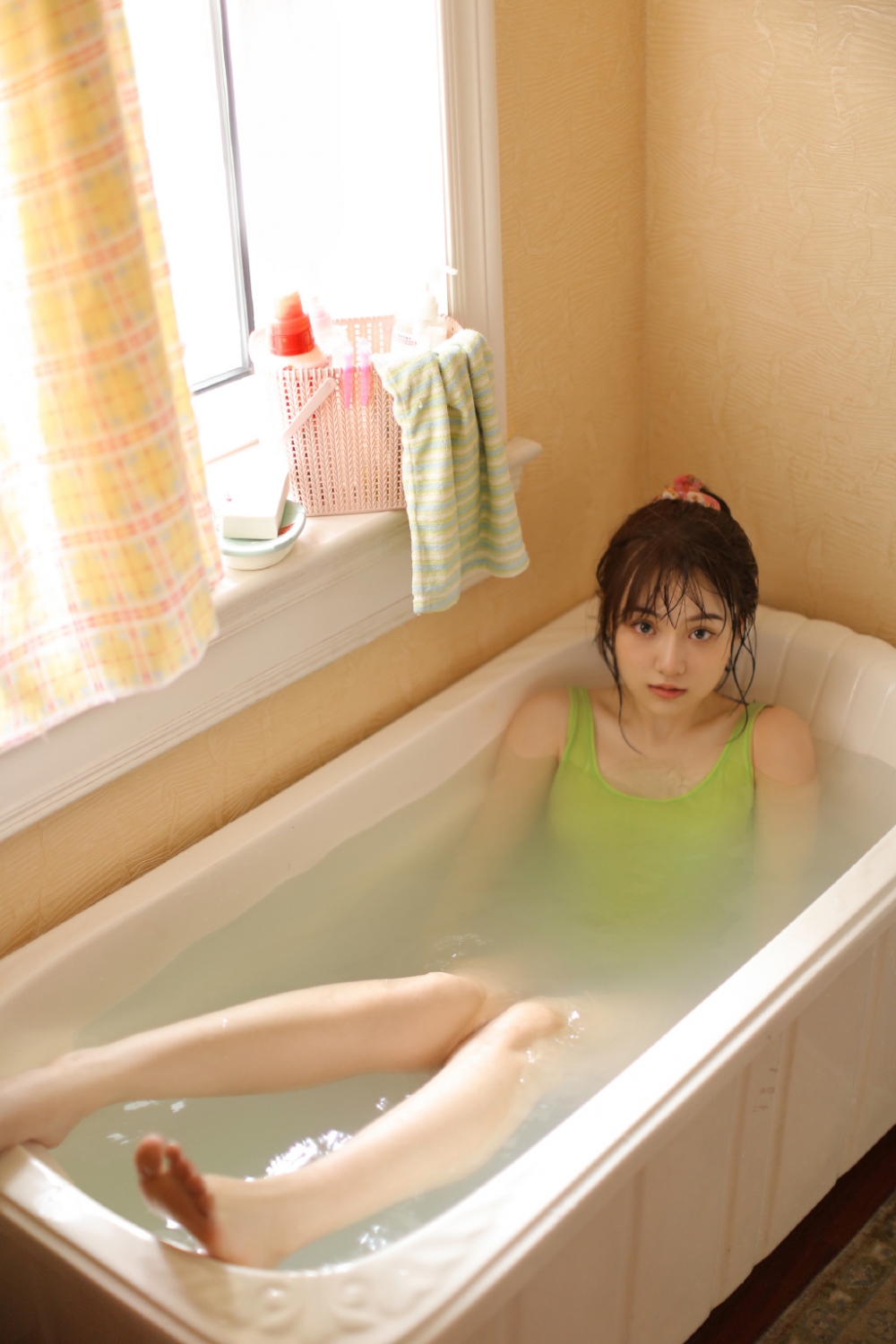 点击大图看下一张：浴缸美女湿身诱惑性感可爱写真