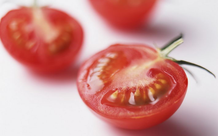 点击大图看下一张：红彤彤的娇小西红柿图片