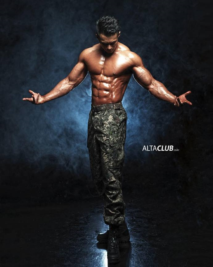 点击大图看下一张：精悍型肌肉男健身模特性感艺术照片