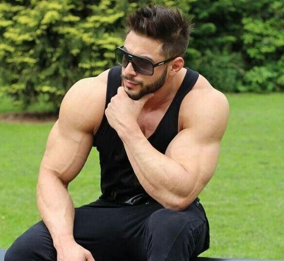 点击大图看下一张:欧美墨镜肌肉男帅哥照片