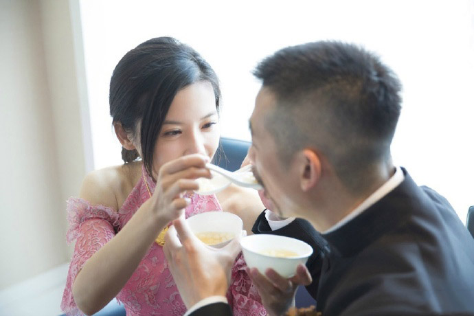 点击大图看下一张：吴中天杨子珊婚礼高清图片