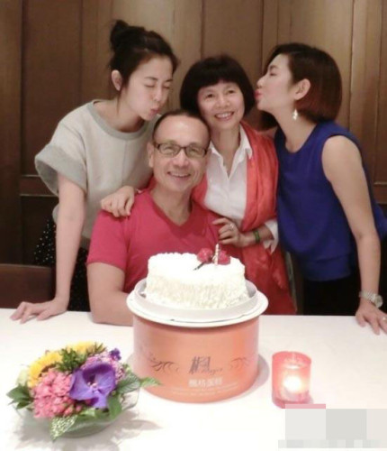 点击大图看下一张：Selina任家萱父母庆结婚38周年与妹妹任容萱为父母庆祝