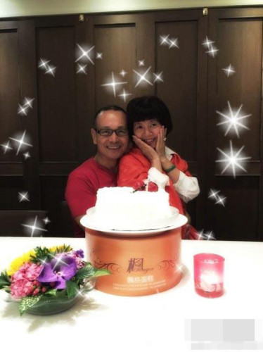 点击大图看下一张：Selina任家萱父母庆结婚38周年与妹妹任容萱为父母庆祝