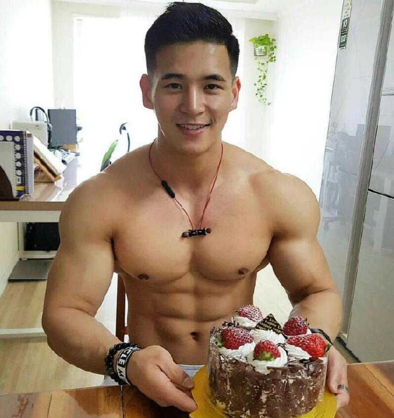 点击大图看下一张：中国男模胸肌帅哥的胸大肌诱人写真照片