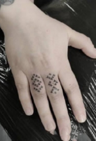 9款极简风格的手指上的艺术纹身图案