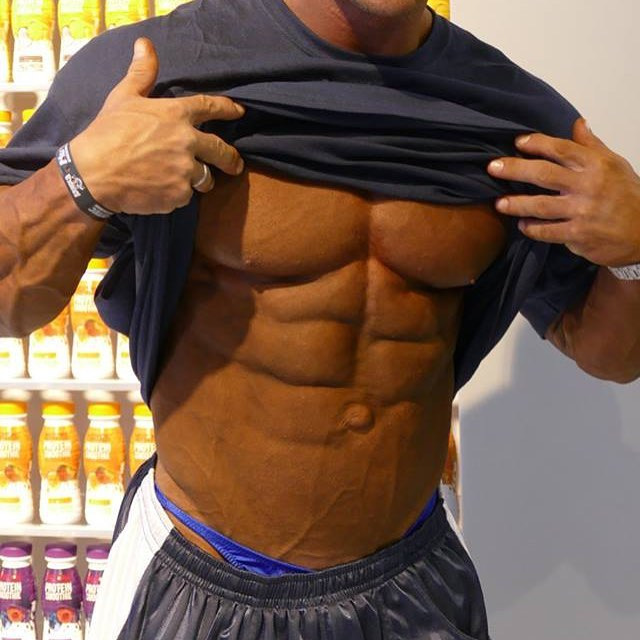 点击大图看下一张：欧美腹肌男人秀肌肉艺术照片