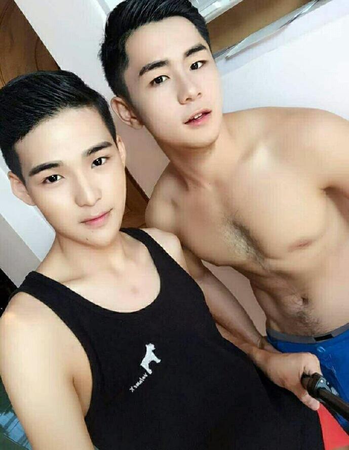 点击大图看下一张：年轻帅气的中国同性情侣帅哥自拍照