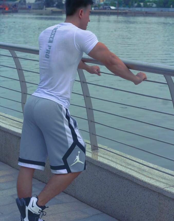 点击大图看下一张：平头肌肉小帅哥翘臀照片