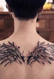 男性翅膀纹身 9款适合男性的成对翅膀纹身图案