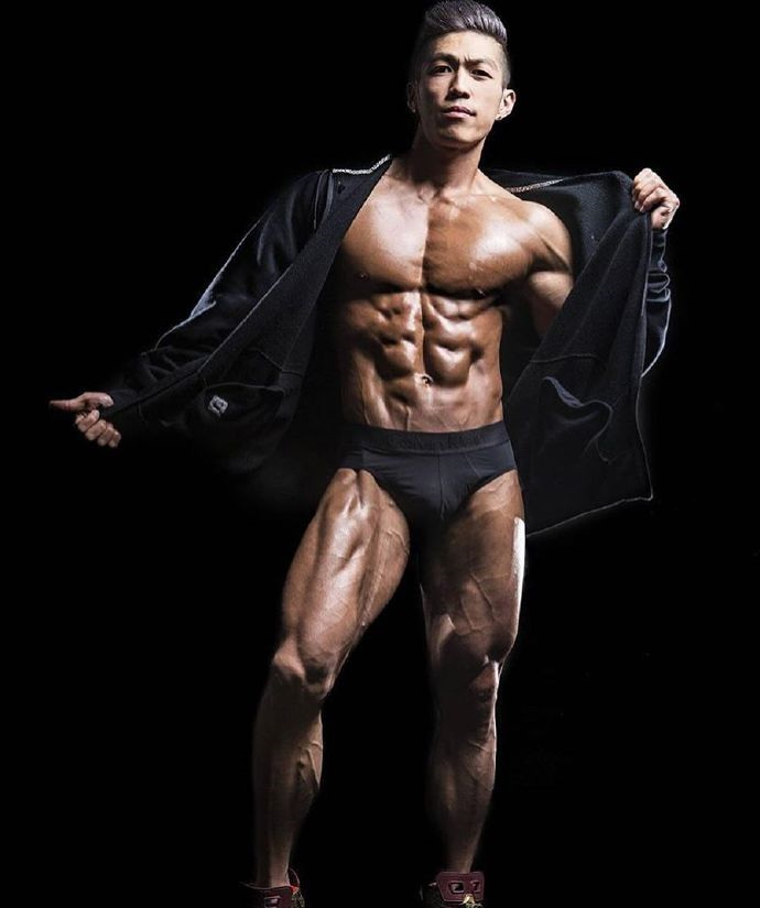 点击大图看下一张：精悍型肌肉男健身模特性感艺术照片