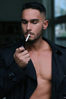 平头肌肉帅哥抽烟的图片
