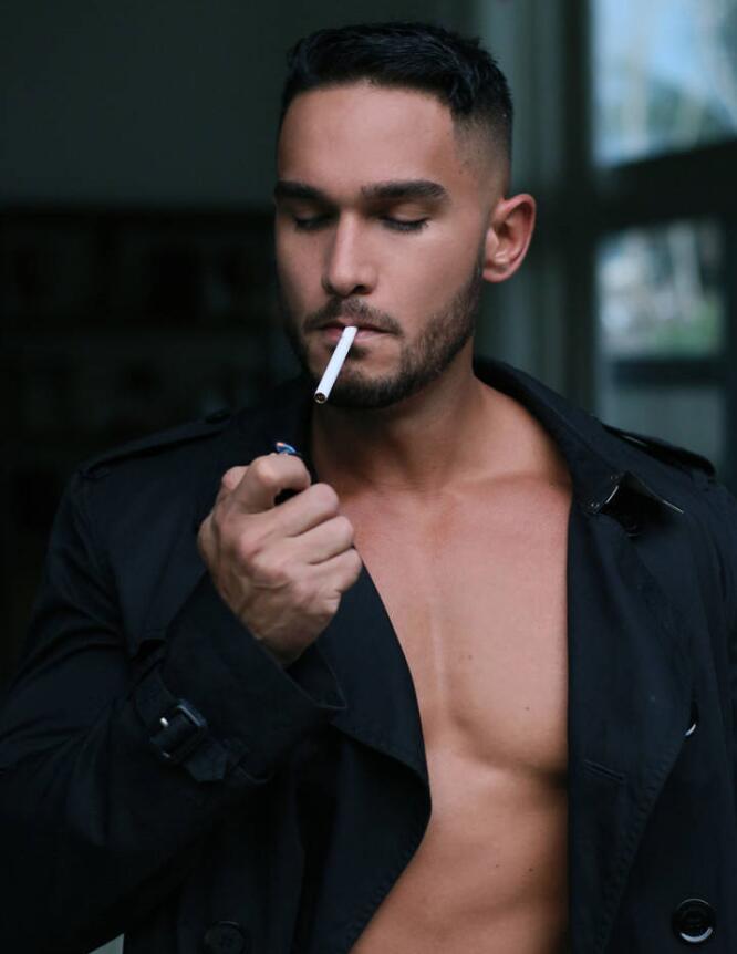 点击大图看下一张：平头肌肉帅哥抽烟的图片