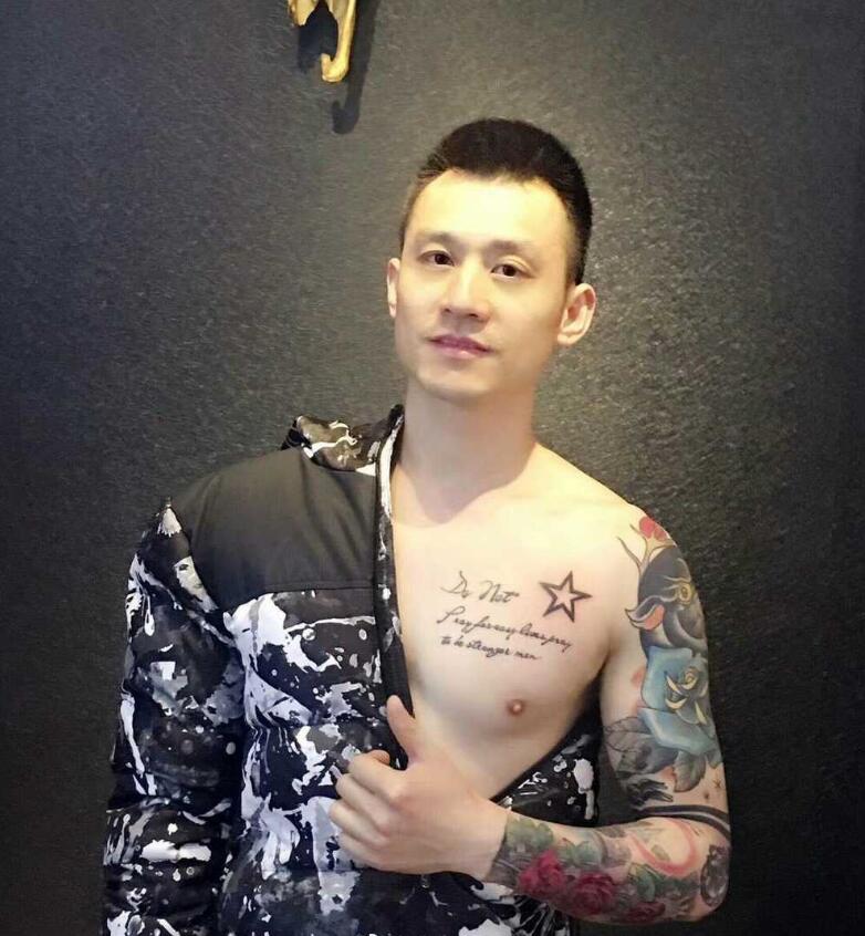 点击大图看下一张：中国帅哥纹身花臂照片