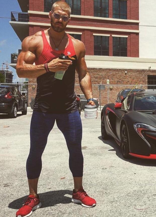 点击大图看下一张：欧美紧身背心猛男戴墨镜照片