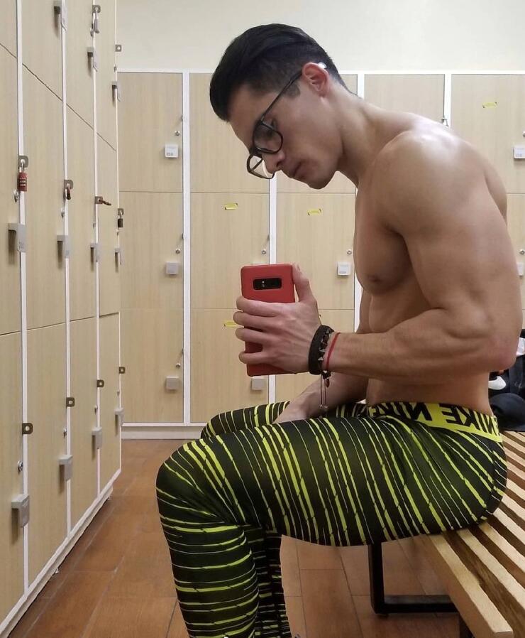 点击大图看下一张：更衣室欧美肌肉帅哥自拍照片