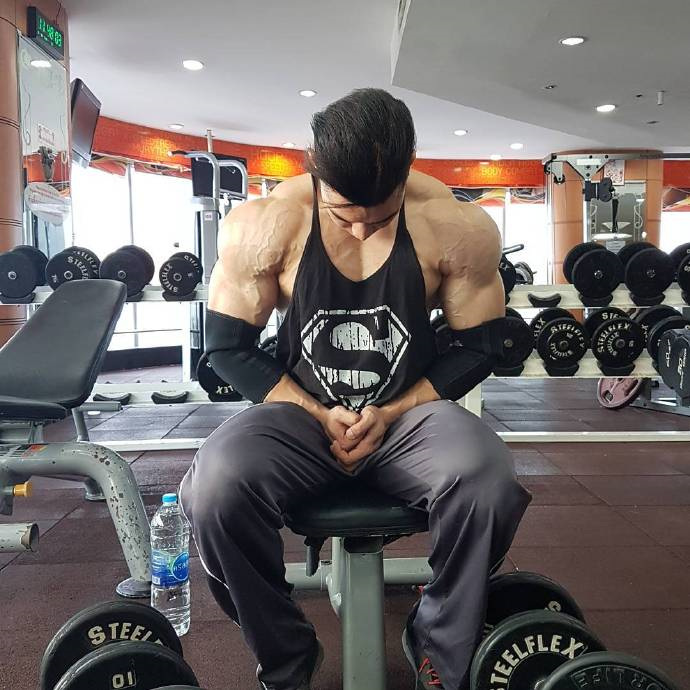 点击大图看下一张：身材迷人的肌肉健身型男健身房照片