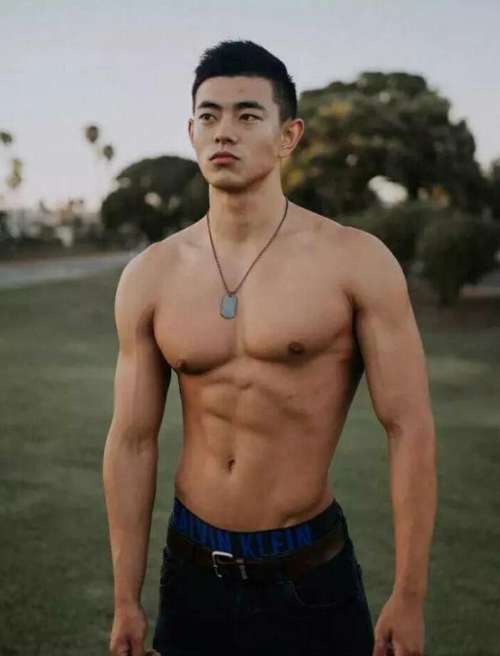 点击大图看下一张：中国肌肉男男神裸上半身照片