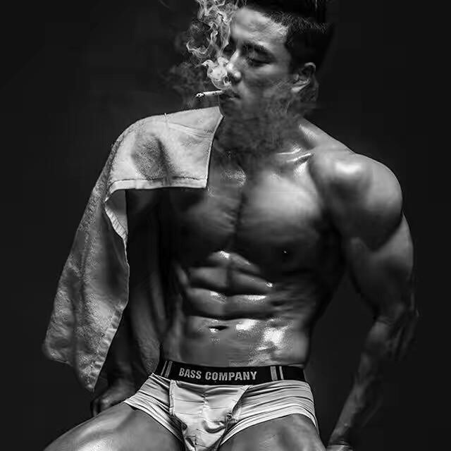 点击大图看下一张：性感亚洲肌肉男神艺术照片