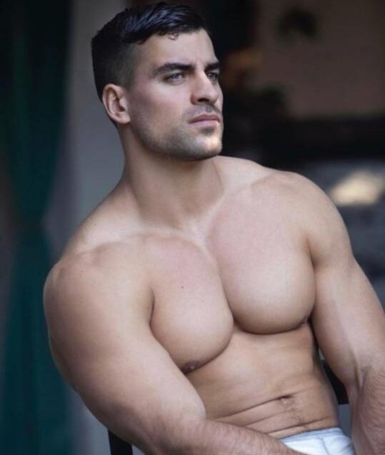 点击大图看下一张：性感欧美男帅哥的大胸肌照片