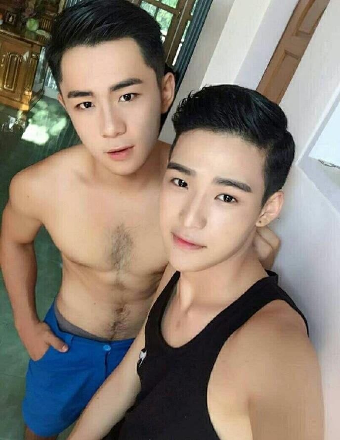 点击大图看下一张：年轻帅气的中国同性情侣帅哥自拍照