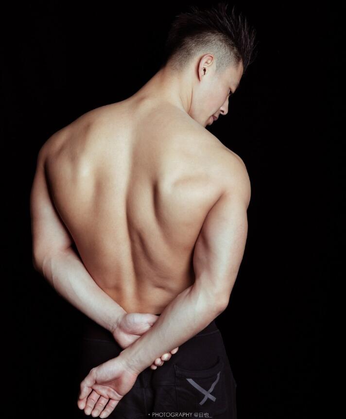 点击大图看下一张：国产肌肉男性感艺术照片