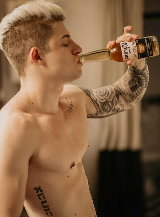 点击大图看下一张：欧美纹身帅哥喝啤酒照片
