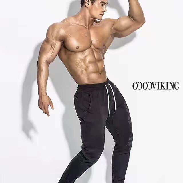 点击大图看下一张：性感亚洲肌肉男神艺术照片