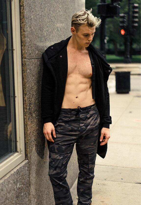 点击大图看下一张:欧美迷彩裤腹肌帅哥照片