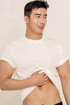 肌肉帅哥穿白T恤的照片