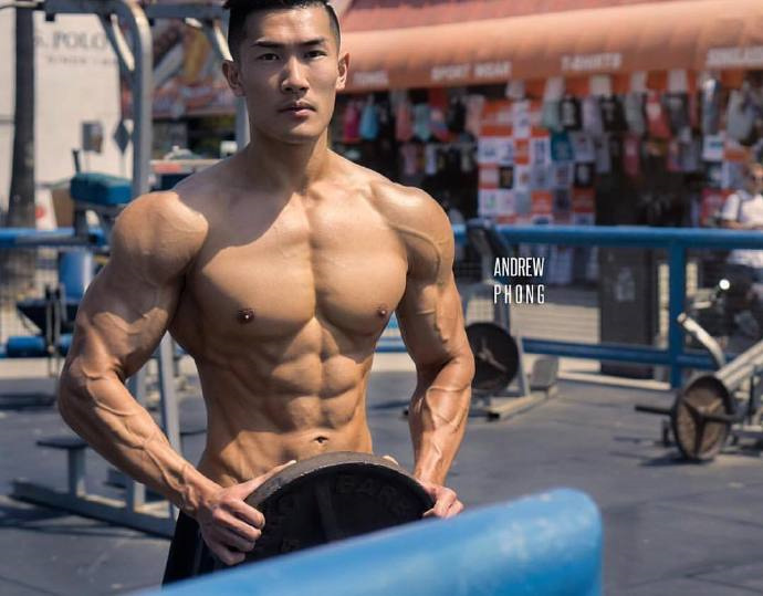 点击大图看下一张：身材迷人的肌肉健身型男健身房照片