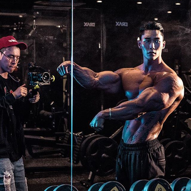 点击大图看下一张：亚洲健美先生肌肉艺术摄影写真