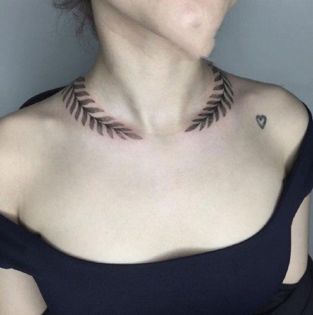点击大图看下一张：女生颈部小清新的项链纹身作品欣赏