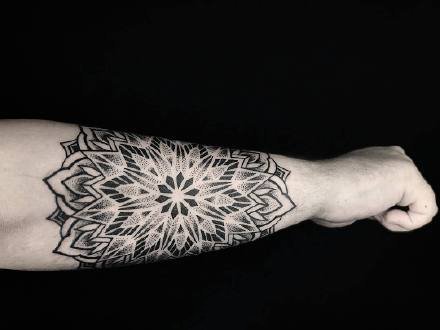点击大图看下一张：小臂梵花纹身：小臂位置的9张点刺梵花纹身图案