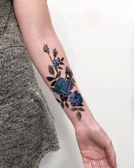 点击大图看下一张：小臂花卉纹身：小臂胳膊上很漂亮的花朵纹身图片