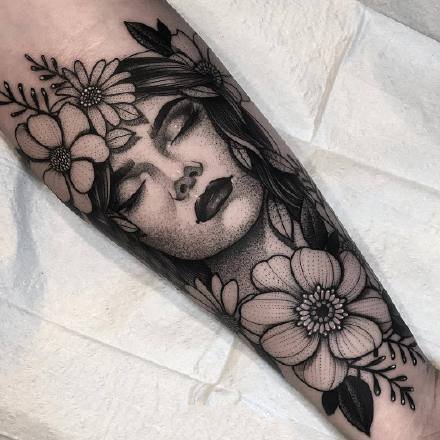 点击大图看下一张：手臂女郎纹身：9款包臂的黑灰女郎纹身作品