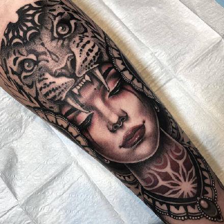 点击大图看下一张：手臂女郎纹身：9款包臂的黑灰女郎纹身作品