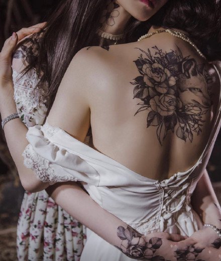 点击大图看下一张：18款女神的素花纹身作品图片欣赏