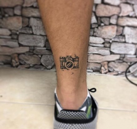 点击大图看下一张：相机纹身：9张关于照相机的纹身图片