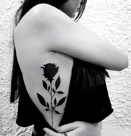 点击大图看下一张：黑玫瑰纹身 9款小清新的黑色玫瑰花纹身图案