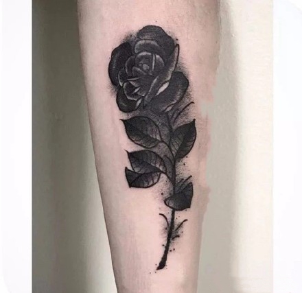 点击大图看下一张：黑玫瑰纹身 9款小清新的黑色玫瑰花纹身图案