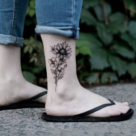 点击大图看下一张：脚踝处小清新的9张小花卉纹身图片