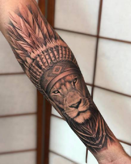 点击大图看下一张：狮子纹身 包小臂的一组写实风格的狮子纹身图案