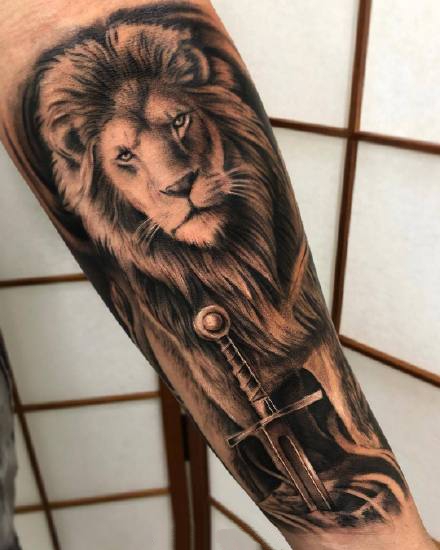 点击大图看下一张：狮子纹身 包小臂的一组写实风格的狮子纹身图案