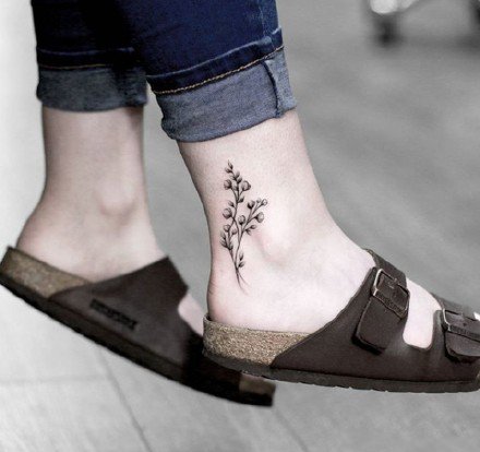 点击大图看下一张：脚踝刺青图 9款唯美的脚踝处小清新纹身图片