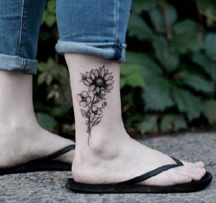 点击大图看下一张：脚踝刺青图 9款唯美的脚踝处小清新纹身图片