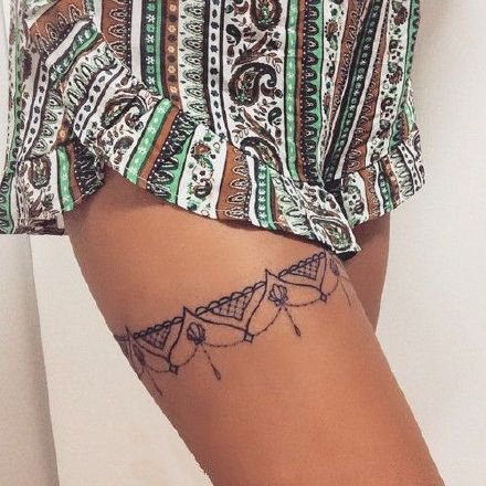 点击大图看下一张：蕾丝纹身 性感的9款女性大腿上的蕾丝腿环纹身图片