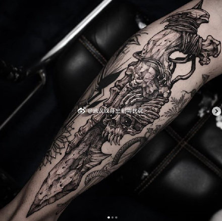 点击大图看下一张：兵器纹身 很帅的一组黑灰武器兵器纹身图案