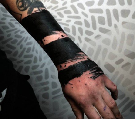 点击大图看下一张：极致黑色的一组黑臂黑指黑腿纹身作品