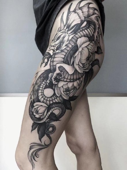 点击大图看下一张：性感女性的侧腰大腿部纹身作品图片