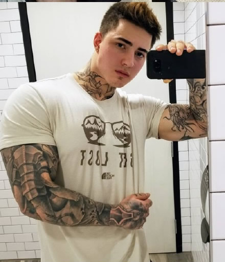 点击大图看下一张：纹身帅哥图片 欧美纹身男孩Jake Andrich的照片图片